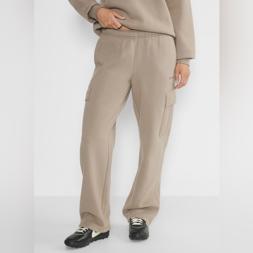 ARITZIA | Cozy Sweatfleece Mega Cargo Sweatpant in Nomad Taupe